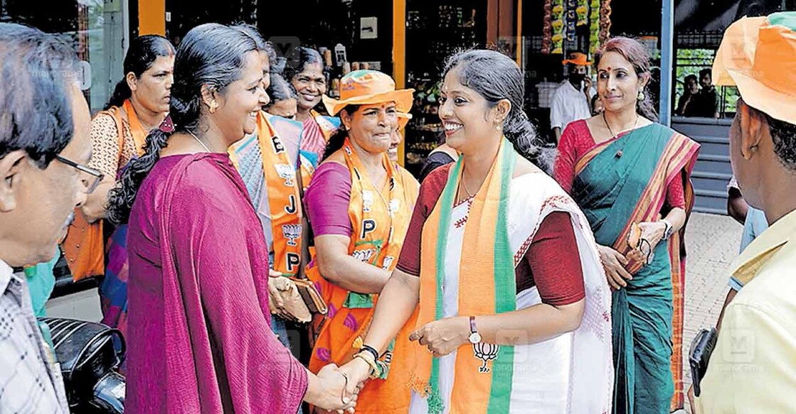 എൻഡിഎ സ്ഥാനാർഥി നവ്യ ഹരിദാസ് കൽപറ്റയിൽ പ്രചാരണത്തിനിടെ.  

