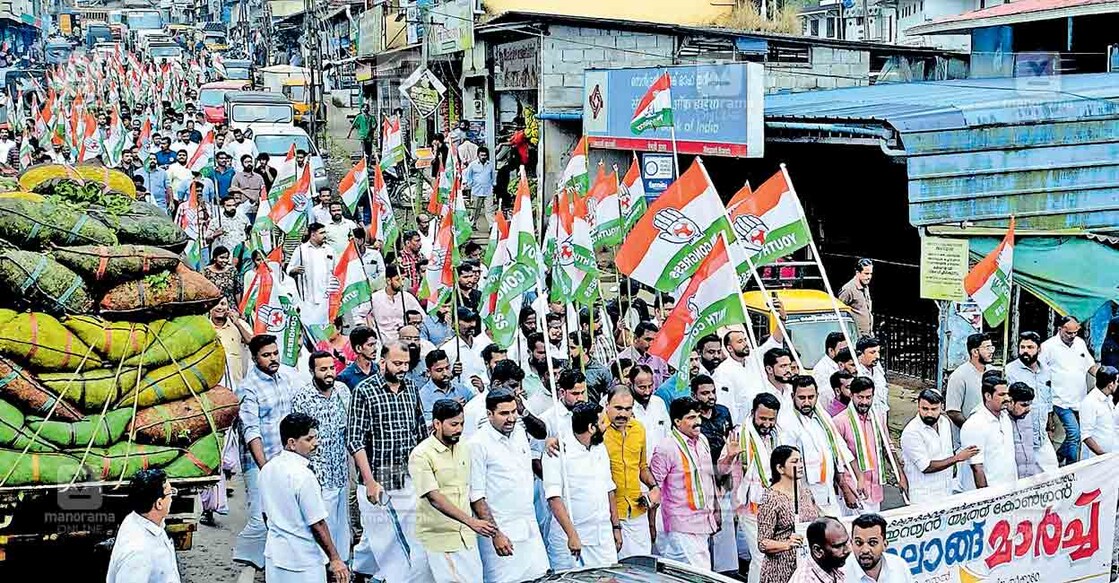 ചൂരൽമല–മുണ്ടക്കൈ ഉരുൾപൊട്ടൽ ദുരന്തബാധിതരോടുള്ള കേന്ദ്ര, സംസ്ഥാന സർക്കാരുകളുടെ അവഗണനയിൽ പ്രതിഷേധിച്ചു യൂത്ത് കോൺഗ്രസ്‌ ജില്ലാ കമ്മിറ്റിയുടെ നേതൃത്വത്തിൽ സംസ്ഥാന പ്രസിഡന്റ്‌ രാഹുൽ മാങ്കൂട്ടത്തിൽ എംഎൽഎ നയിച്ച ലോങ് മാർച്ച് മേപ്പാടിയിൽ നിന്ന് ആരംഭിച്ചപ്പോൾ. യൂത്ത് കോൺഗ്രസ് സംസ്ഥാന വൈസ് പ്രസിഡന്റ് അബിൻ വർക്കി, ടി.സിദ്ദീഖ് എംഎൽഎ, ജില്ലാ പ്രസിഡന്റ് അമൽ ജോയ്, യൂത്ത് കോൺഗ്രസ് സംസ്ഥാന വൈസ് പ്രസിഡന്റ് ഒ.ജെ.ജനീഷ് തുടങ്ങിയവർ മുൻനിരയിൽ. ചിത്രം: മനോരമ