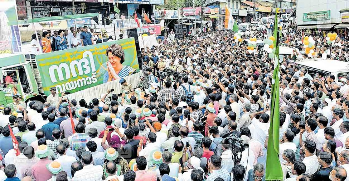mananthavady-priyanka മാനന്തവാടിയിൽ പ്രിയങ്ക ഗാന്ധി എംപി റോഡ് ഷോയിൽ പ്രസംഗിക്കുന്നു. ഡിസിസി പ്രസിഡന്റ് എൻ.ഡി.അപ്പച്ചൻ സമീപം. ചിത്രം: മനോരമ
