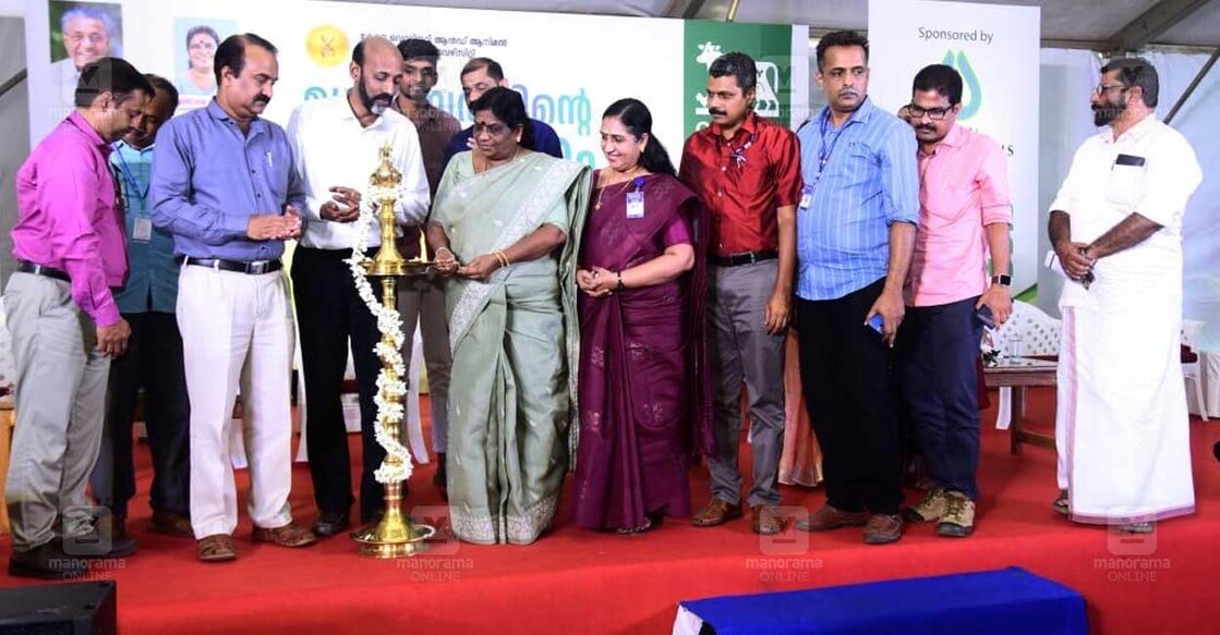 പൂക്കോട് വെറ്ററിനറി കോളജിൽ നടക്കുന്ന അന്താരാഷ്ട്ര ലൈവ്സ്റ്റോക്ക് കോൺക്ലേവ് മന്ത്രി ജെ ചിഞ്ചുറാണി ഉദ്ഘാടനം ചെയ്യുന്നു. യൂണിവേഴ്‌സിറ്റി വൈസ് ചാൻസലർ പ്രൊഫ. ഡോ. അനിൽ കെ എസ്, വെറ്ററിനറി കോളേജ് സംരംഭക വിഭാഗം ഡയറക്ടർ പ്രൊഫ. ഡോ. ടി എസ് രാജീവ്, രജിസ്ട്രാർ പ്രൊഫ. പി സുധീർ ബാബു, ഡീൻ ഡോ. മായ എസ്, ജില്ലാ മൃഗസംരക്ഷണ ഓഫീസർ ഡോ. രാജേഷ്, വൈത്തിരി ഗ്രാമപഞ്ചായത്ത് പ്രസിഡന്റ് വിജേഷ് എം വി, വെറ്ററിനറി സർവകലാശാല ഫിനാൻസ് ഓഫീസർ ദിനേശൻ എ കെ, മാനേജ്‌മന്റ് കൗൺസിൽ അംഗങ്ങളായ ഡോ. ബിബിൻ കെ സി, ഡോ. ദിനേശ് പി ടി, സന്തോഷ് സി ആർ, അഭിരാം പി എന്നിവർ സമീപം.