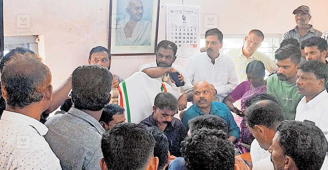 മുണ്ടക്കൈ - ചൂരൽമല പുനരധിവാസത്തിനുള്ള കരടു പട്ടികയിൽ അപാകതകൾ ആരോപിച്ച് ദുരന്തബാധിതർ എൽഎസ്ജിഡി ജോയിന്റ് ഡയറക്ടറെ ഉപരോധിക്കുന്നു.  