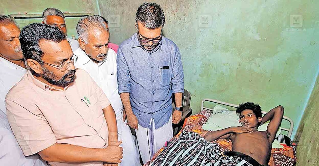wayanad-ministers-came-to-solve-wild-life-problems-1 കാട്ടാനയുടെ ആക്രമണത്തിൽ പരുക്കേറ്റ് വീട്ടിൽ കഴിയുന്ന പാക്കം കാരേരി കോളനിയിലെ ശരത്തിനെ മന്ത്രിമാർ സന്ദർശിച്ചപ്പോൾ.
