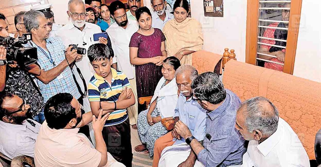 കാട്ടാനയുടെ ആക്രമണത്തിൽ മരണമടഞ്ഞ പടമല അജീഷിന്റെ  കുടുംബാംഗങ്ങളെ മന്ത്രിമാർ സന്ദർശിച്ചപ്പോൾ.  