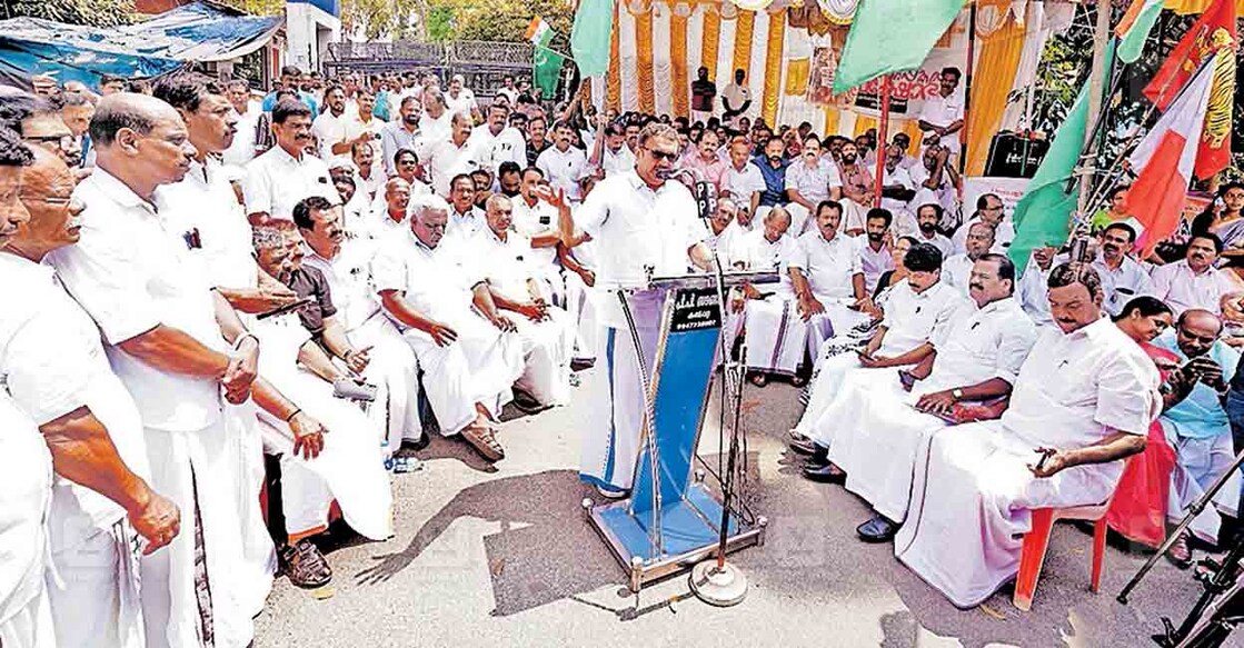 വിവിധ ആവശ്യങ്ങൾ ഉന്നയിച്ച് യുഡിഎഫ് കലക്ടറേറ്റിനു മുൻപിൽ നടത്തുന്ന രാപകൽ സമരം കെ. മുരളീധരൻ എംപി ഉദ്ഘാടനം ചെയ്യുന്നു.