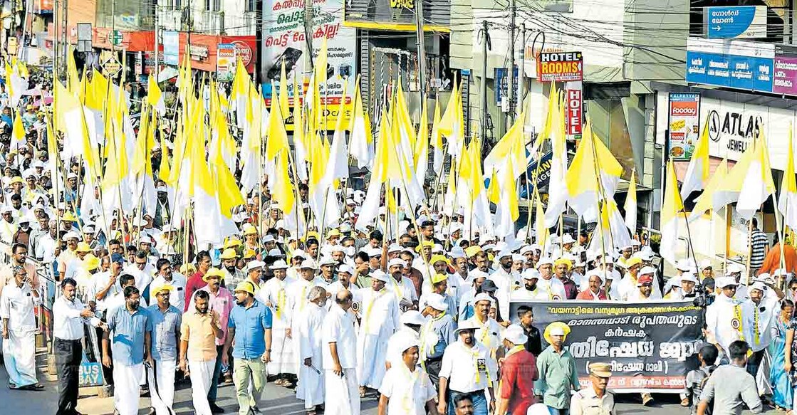 വയനാട്ടിലെ വന്യമൃഗ ആക്രമണങ്ങൾക്കെതിരെ മാനന്തവാടി രൂപതയുടെ നേതൃത്വത്തിൽ നടത്തിയ പ്രതിഷേധറാലി കൽപറ്റയിൽ എത്തിയപ്പോൾ.       