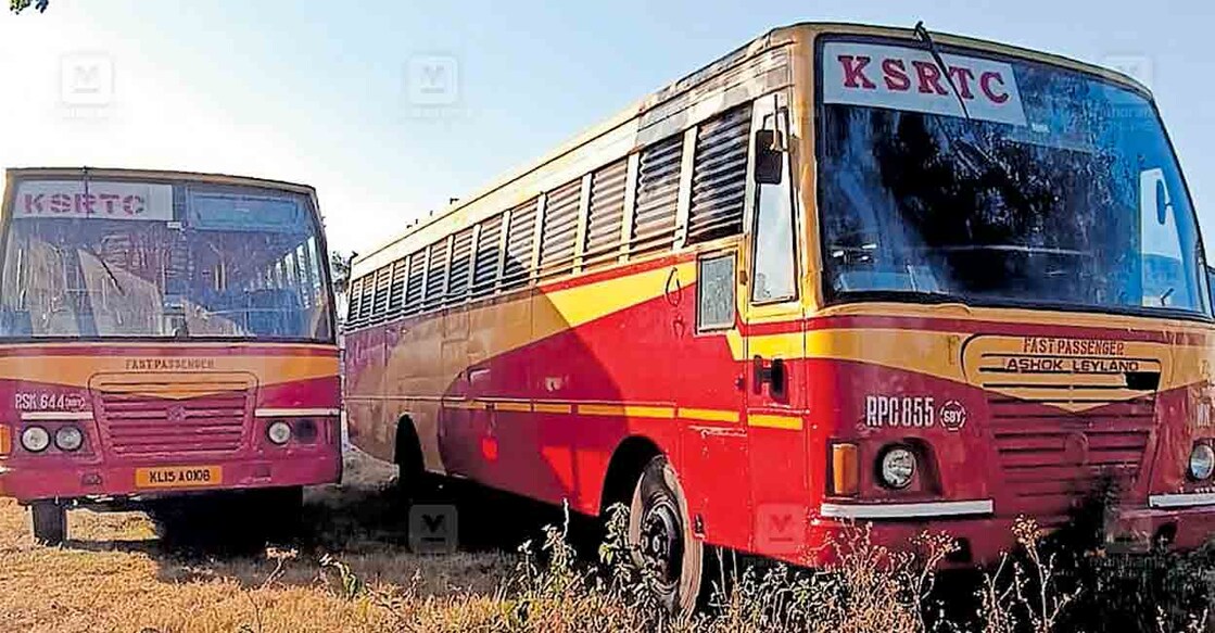 അറ്റകുറ്റപ്പണികളും പെയിന്റിങ് പ്രവൃത്തികളും പൂർത്തിയാക്കിയെങ്കിലും ജിപിഎസിന് ഫണ്ട് അനുവദിക്കാത്തതിനാൽ ഫിറ്റ്നസ് കിട്ടാതെ ബത്തേരി ഡിപ്പോയിൽ നിർത്തിയിട്ട ഓട്ടം നിലച്ച ബസുകൾ.