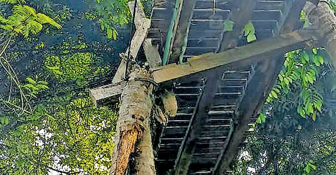 അപകട ഭീഷണിയിലായ വട്ടോളി വെണ്ണോറ നടപ്പാലം 