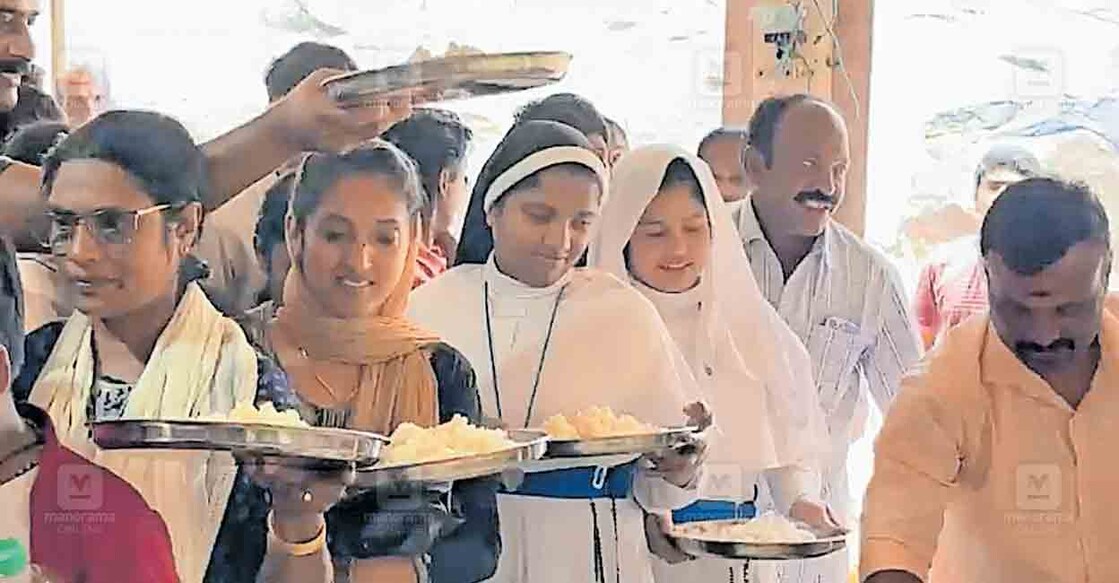  ദുഃഖവെള്ളി ദിനത്തിൽ കുരിശുമല കയറിയെത്തിയ വിശ്വാസികൾക്ക് പെ‍ാന്മുടിക്കോട്ട പാർഥസാരഥി ക്ഷേത്രം കമ്മിറ്റി ഒരുക്കിയ ഭക്ഷണം നൽകുന്നു.  