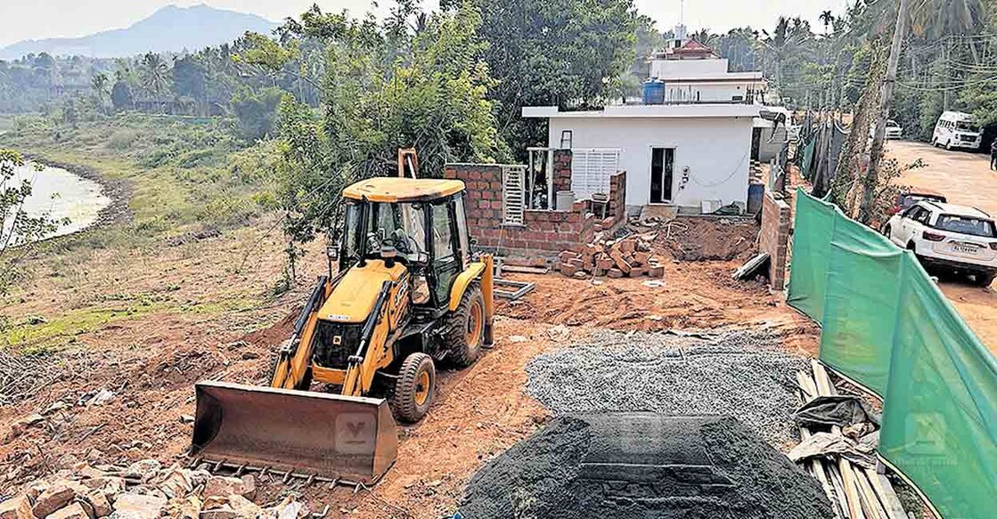 കാരാപ്പുഴയിലെ ബഫർസോണിൽ നടക്കുന്ന അനധികൃത നിർമാണം.  