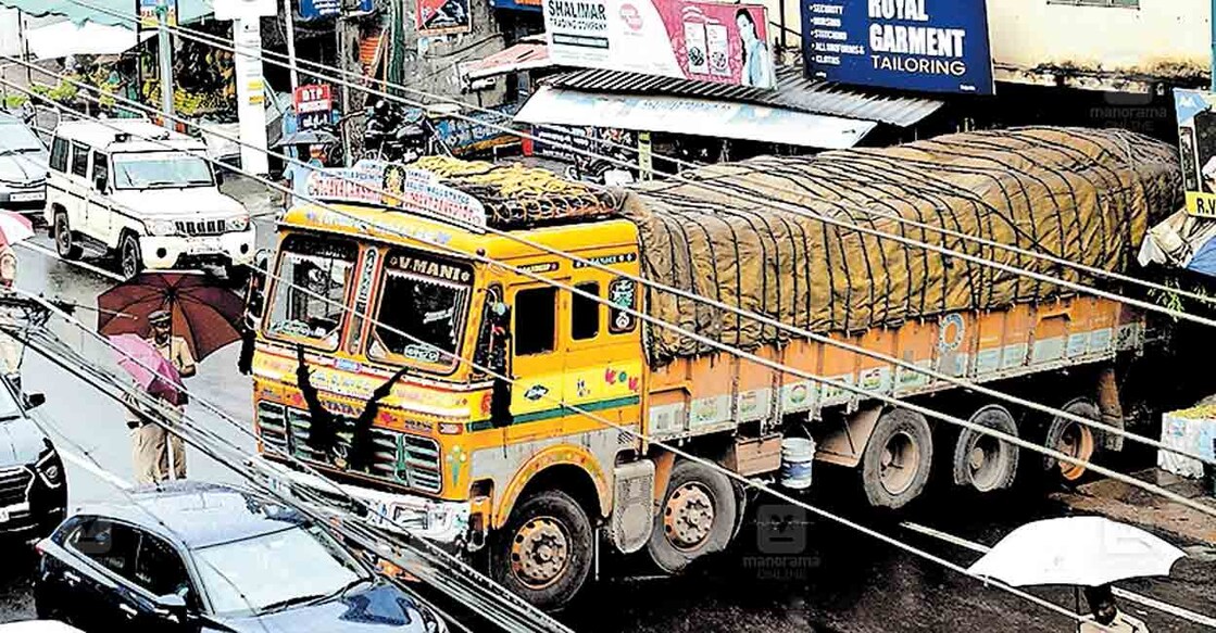 wayanad-kalpatta-block-1 കുരുക്കിട്ട പാത... കൽപറ്റ ടൗണിൽ ദേശീയപാതയോടു ചേർന്ന് ഗോഡൗണിലേക്ക് സാധനങ്ങൾ ഇറക്കാനെത്തിയ ലോറി ആക്സിൽ ഒടിഞ്ഞ് റോഡിനു നടക്കു കുടുങ്ങിയപ്പോൾ. രാവിലെ റോഡിൽ കുടുങ്ങിയ ലോറി വൈകിട്ട് ആറരയോടെ