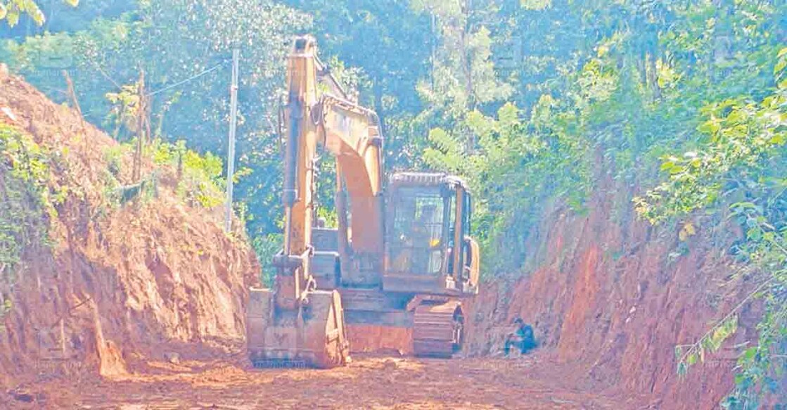 റിപ്പൺ വാളത്തൂർ ചീരമട്ടം ക്വാറി പരിസരത്ത് മണ്ണുമാന്തിയന്ത്രം ഉപയോഗിച്ച് കഴിഞ്ഞ ദിവസം പ്രവൃത്തി ആരംഭിച്ചപ്പോൾ.  
