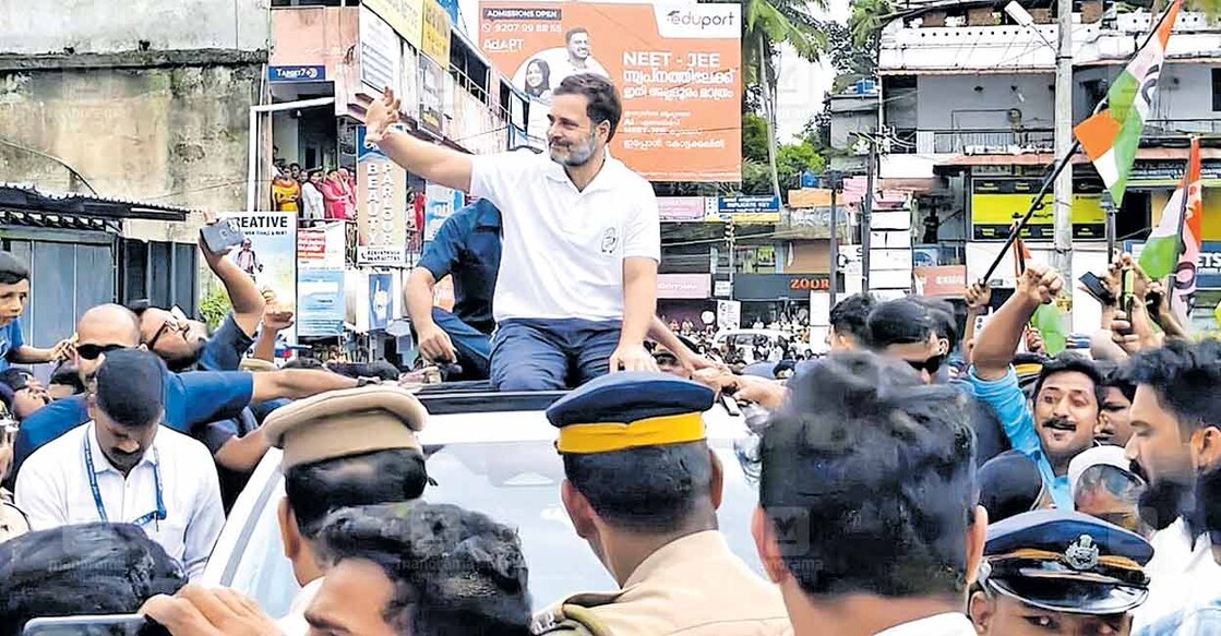 സ്നേഹാഭിവാദ്യം... ലോക്സഭാ തിരഞ്ഞെടുപ്പിൽ വിജയിപ്പിച്ച വോട്ടർമാരോട് നന്ദി പറയാൻ കൽപറ്റയിൽ യുഡിഎഫ് സംഘടിപ്പിച്ച പൊതുയോഗത്തിൽ പങ്കെടുക്കാനെത്തുന്ന രാഹുൽ ഗാന്ധി പ്രവർത്തകരെ അഭിവാദ്യം ചെയ്യുന്നു.  