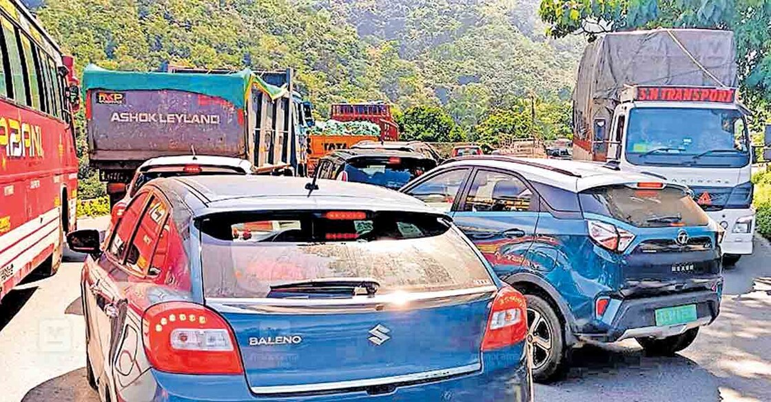 ചുരത്തിൽ ഇന്നലെ ലോറി മറിഞ്ഞതിനെ തുടർന്ന് അനുഭവപ്പെട്ട ഗതാഗതക്കുരുക്ക്.   