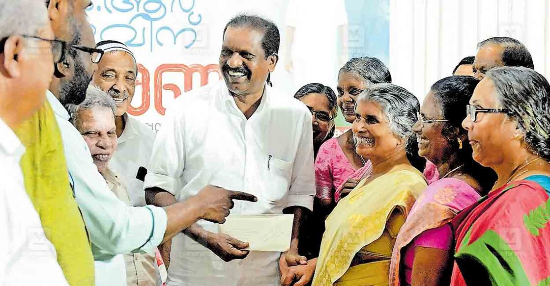 കൽപറ്റയിൽ എൽഡിഎഫ് ജില്ലാ കമ്മിറ്റി നൽകിയ സ്വീകരണത്തിൽ വേദിയിലേക്ക് പരാതിയുമായെത്തിയ വനിതകളോട് നടത്തിയ സംഭാഷണത്തിനിടെ മന്ത്രി ഒ.ആർ.കേളു ചിരിക്കുന്നു. സിപിഎം ജില്ലാ സെക്രട്ടറി പി.ഗഗാറിൻ, സംസ്ഥാന സമിതി അംഗം സി.കെ.ശശീന്ദ്രൻ, ഐഎൻഎൽ ജില്ലാ പ്രസിഡന്റ് എം.ടി.ഇബ്രാഹിം തുടങ്ങിയവർ സമീപം. 