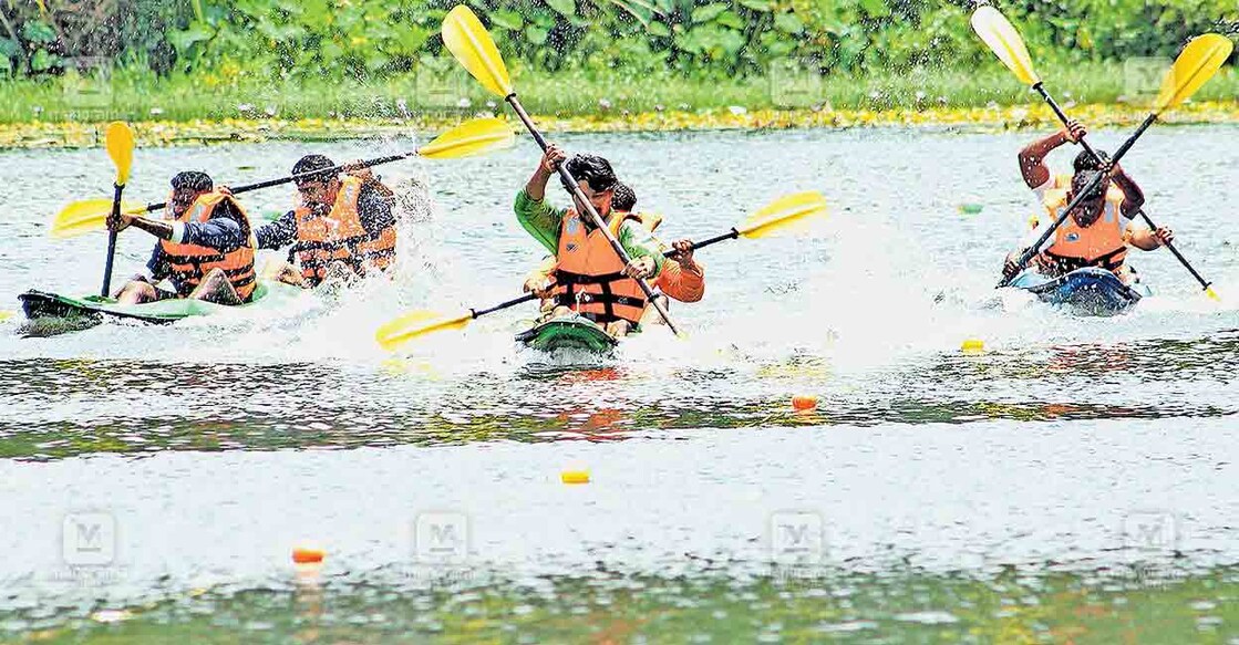 കർലാട് ചിറയിൽ ഡിടിപിസി സംഘടിപ്പിച്ച ലേക്ക് കയാക്കിങ് മത്സരം.  
