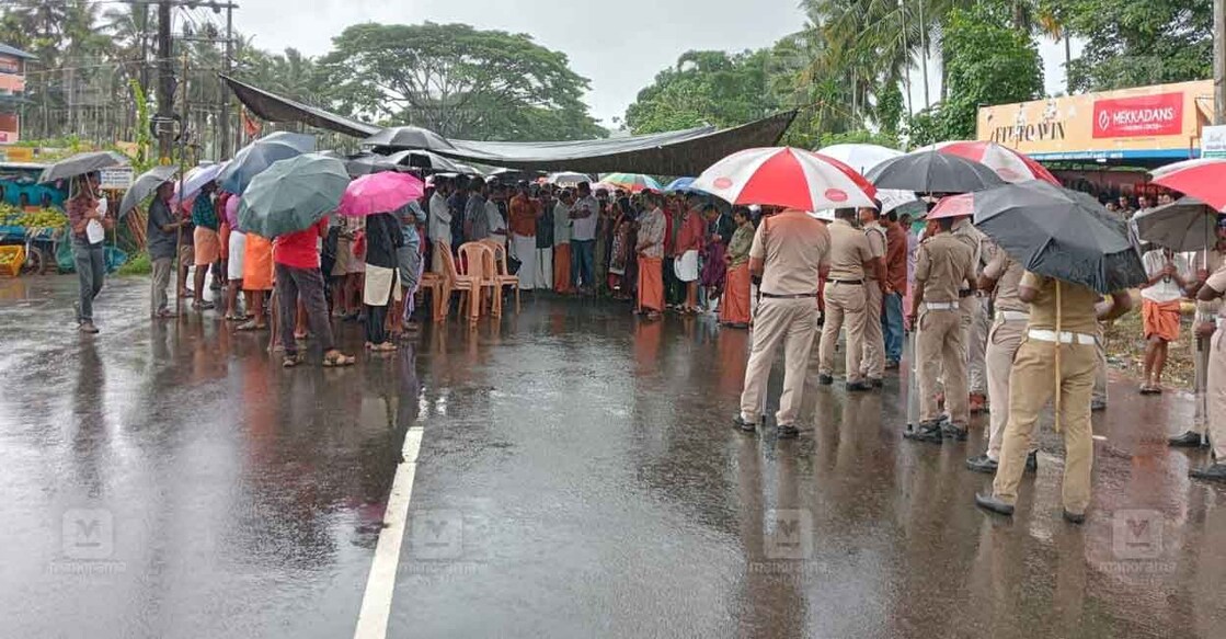 വന്യമൃഗശല്യം പരിഹരിക്കണമെന്നാവശ്യപ്പെട്ട് കല്ലൂരിൽ നാട്ടുകാർ റോഡ് ഉപരോധിച്ചപ്പോൾ.