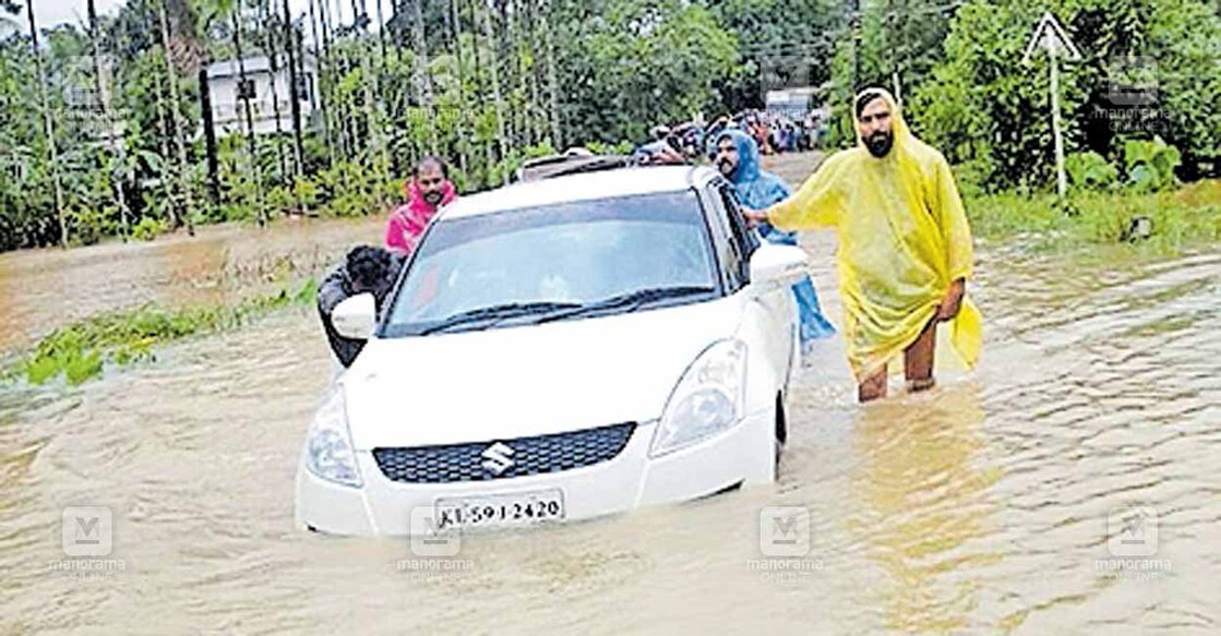 മാനന്തവാടി–പക്രംതളം റോഡിൽ നിരവിൽപുഴ കുഞ്ഞോം എയുപി സ്കൂളിനു സമീപം വെള്ളം കയറിയ നിലയിൽ.  