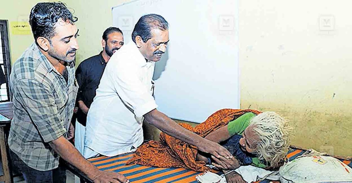 തവിഞ്ഞാൽ പഞ്ചായത്തിലെ പേരിയയിലെ ദുരിതാശ്വാസ ക്യാംപ്  മന്ത്രി ഒ.ആർ. കേളു സന്ദർശിക്കുന്നു.  