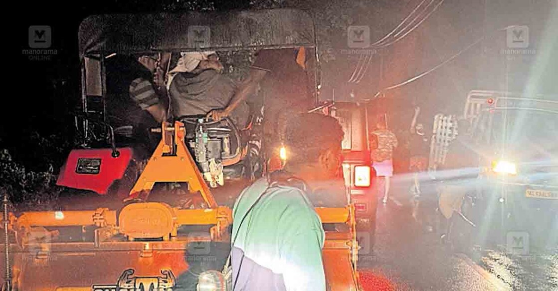 മുത്തങ്ങ ദേശീയപാതയിൽ രാത്രിയിലുണ്ടായ വെള്ളപ്പൊക്കത്തിൽ കുടുങ്ങിയവരെ ഇക്കരെയെത്തിക്കാനായി ട്രാക്ടറുമായെത്തിയവർ.  