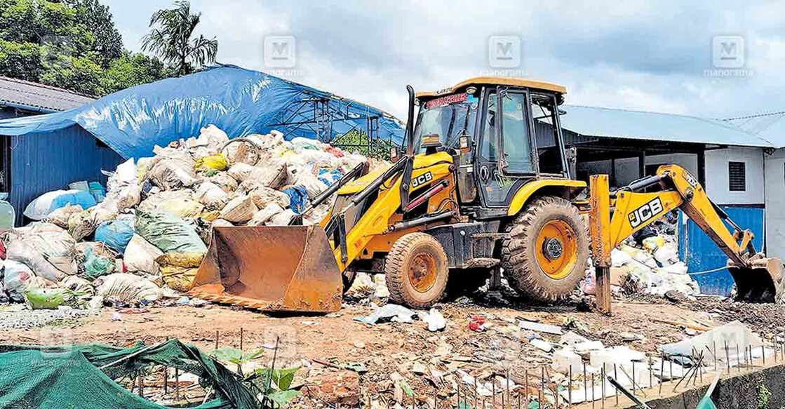 ബത്തേരിയിൽ അജൈവ മാലിന്യങ്ങൾ തരം തിരിച്ച് സൂക്ഷിക്കുന്ന കരിവള്ളിക്കുന്നിലെ പ്ലാന്റ്.  
