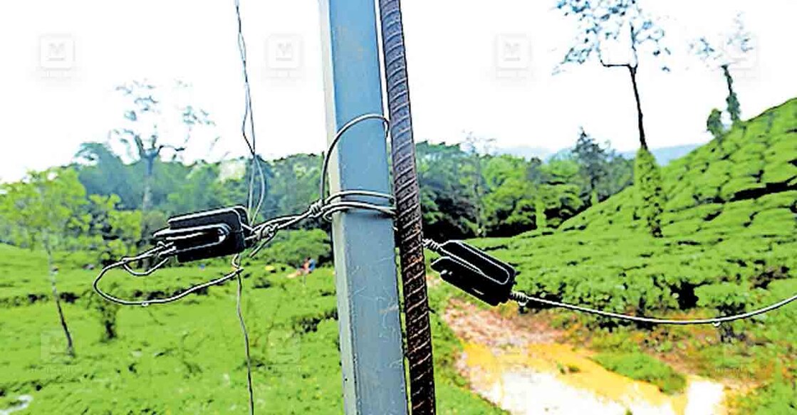 
ചുണ്ടവയലിൽ കാട്ടാന തകർത്ത ജനകീയ ഫെൻസിങ് താൽക്കാലികമായി ഇരുമ്പ് കമ്പി ഉപയോഗിച്ച് കെട്ടി വച്ചിരിക്കുന്നു. ചിത്രം: മനോരമ  
