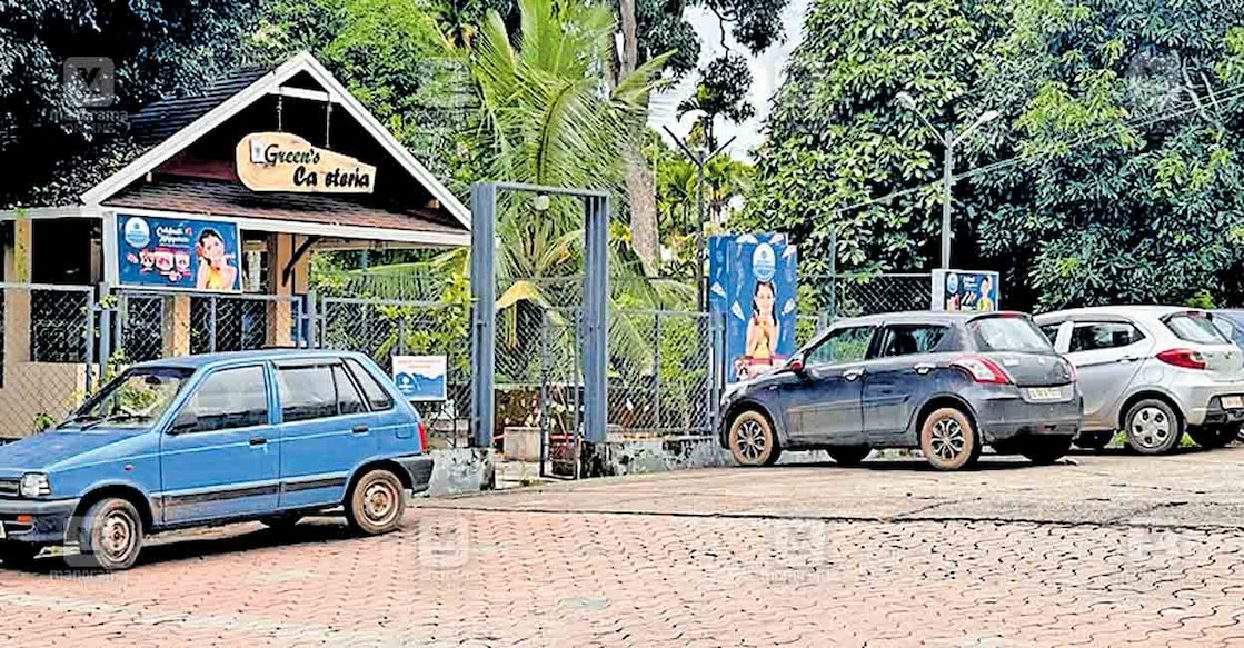 bus-stand-vehicle-parking മീനങ്ങാടി ബസ് സ്റ്റാൻഡിലേക്ക് ബസുകൾ ഇറങ്ങുന്ന ഭാഗത്ത് നിർത്തിയിട്ടിരിക്കുന്ന സ്വകാര്യ വാഹനങ്ങൾ.