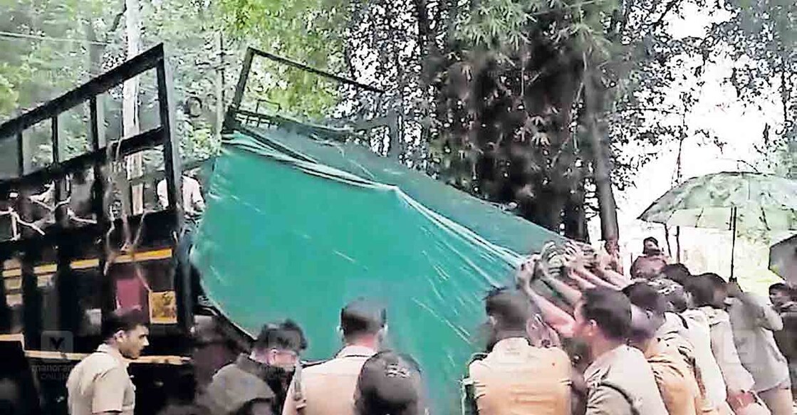 wayanad-tiger കൂട്ടിലായ കടുവയെ തിരുവനന്തപുരം സുവോളജിക്കൽ പാർക്കിലേക്ക് മാറ്റുന്നതിനായി ഇരുളം ഫോറസ്റ്റ് സ്റ്റേഷനിൽ നിന്നു വനംവകുപ്പിന്റെ ലോറി ആംബുലൻസിലേക്ക് കയറ്റുന്നു.