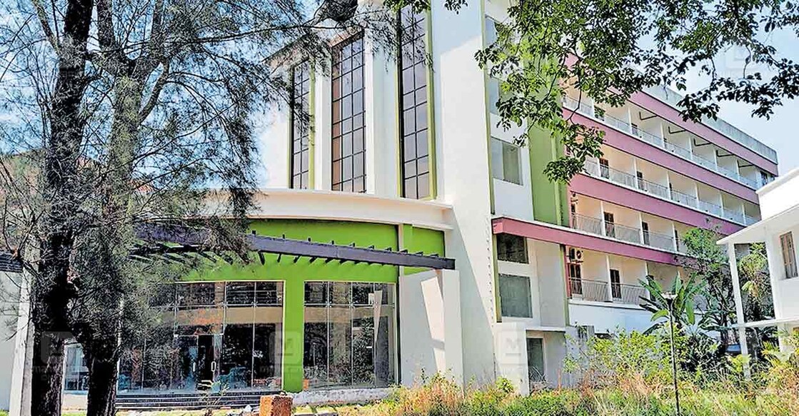 bathery-guest-house-building 14 വർഷമായി നിർമാണം ഇഴഞ്ഞു നീങ്ങുന്ന 16 കോടിയുടെ ബത്തേരി ഗെസ്റ്റ് ഹൗസ് കെട്ടിടം.