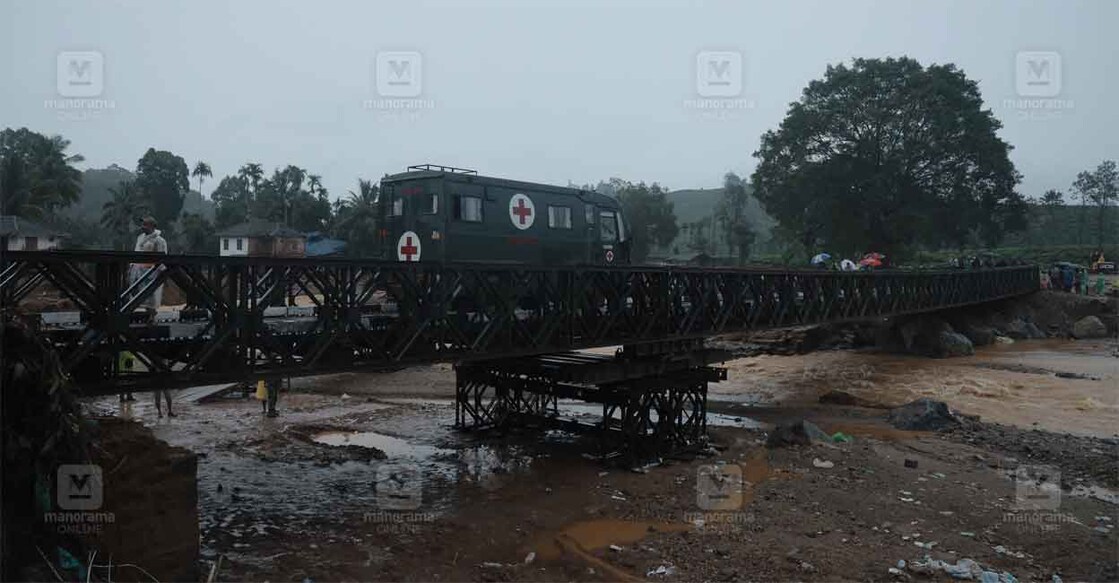 മുണ്ടക്കൈ ഗ്രാമത്തിലേക്കെത്താൻ നിർമിച്ച ബെയ്‌ലി പാലത്തിലൂടെ സൈന്യത്തിന്റെ വാഹനം കടന്നുപോകുന്നു. 