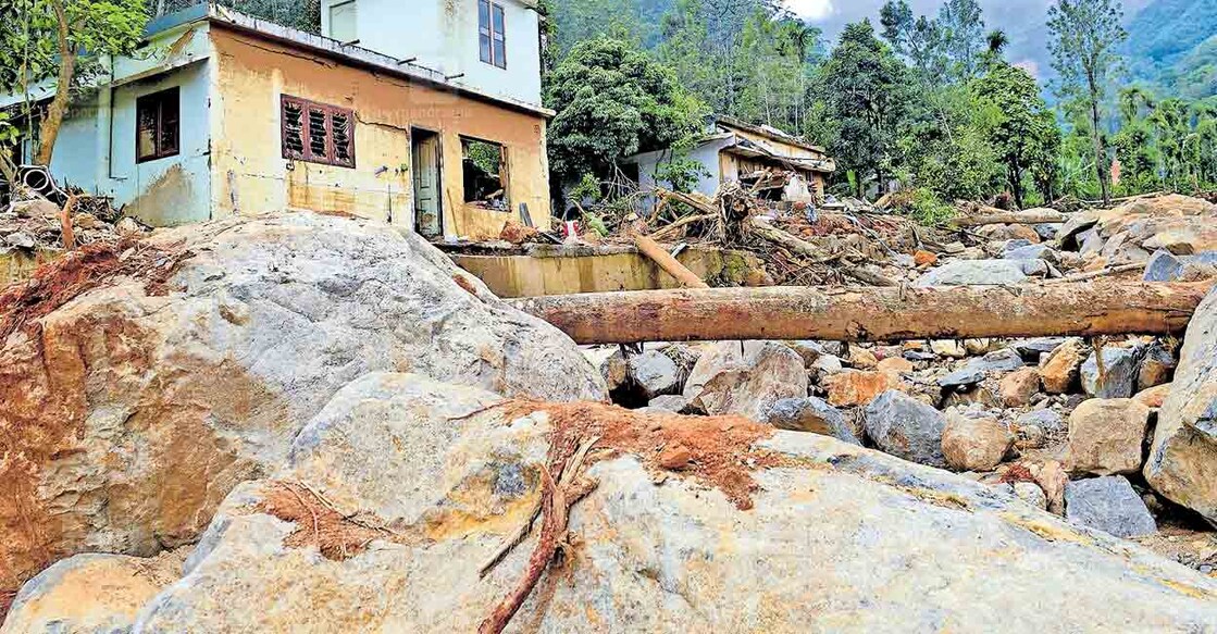 ഉരുൾപൊട്ടലിൽ പുഞ്ചിരിമട്ടത്ത് അടിഞ്ഞുകൂടിയ
പാറക്കെട്ടുകൾ.