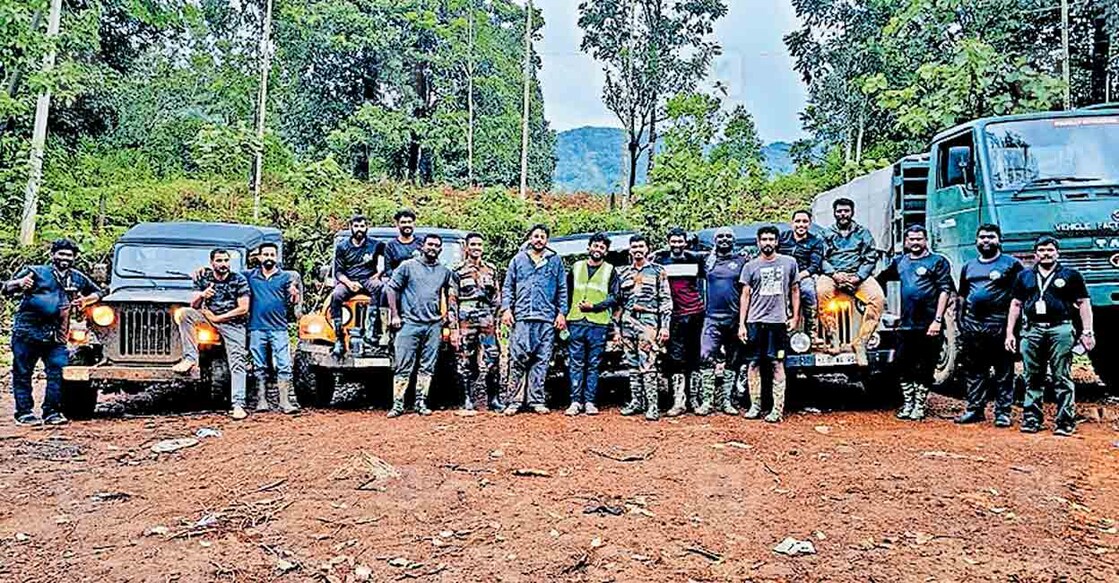wayanad-offroad-team-6 മുണ്ടക്കൈ, ചൂരൽമല എന്നിവിടങ്ങളിൽ ഒാഫ് റോഡ് ജീപ്പുമായി സേവനം നടത്തിയവർ സൈനികരോടൊപ്പം.