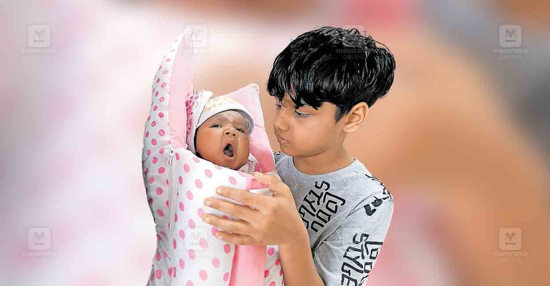 കുരുന്നു വീര്യം: ചൂരൽമലയിലെ ഉരുൾപൊട്ടലിൽനിന്നു രക്ഷപ്പെട്ട 40 ദിവസം മാത്രം പ്രായമുള്ള സഹോദരി ഇനാറയെ ചേർത്തുപിടിക്കുന്ന 6 വയസ്സുകാരൻ അയാൻ. തൊട്ടടുത്ത വീട്ടിലെ കിണറിന്റെ കമ്പിയിൽ ഒരു മണിക്കൂറോളം തൂങ്ങിക്കിടന്ന അയാനെ നാട്ടുകാരിലൊരാൾ രക്ഷിച്ച് ആശുപത്രിയിലെത്തിക്കുകയായിരുന്നു. ചിത്രം: എം.ടി. വിധുരാജ് / മനോരമ