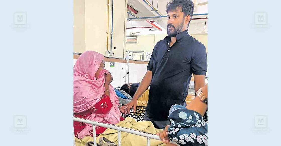 വയനാട് മുണ്ടക്കൈയിലെ ഉരുൾപൊട്ടൽ വാർത്തയറിഞ്ഞു മക്കയിൽ നിന്നും നാട്ടിലെത്തിയ മുഹമ്മദ് ഷാഫിയുടെ കൈ പിടിച്ചു മാതൃ സഹോദരി ജമീല കരയുന്നു. ഷാഫിയുടെ മാതാപിതാക്കളെയും സഹോദരിയെയും നഷ്ടപ്പെട്ടു. ചിത്രം: മനോരമ