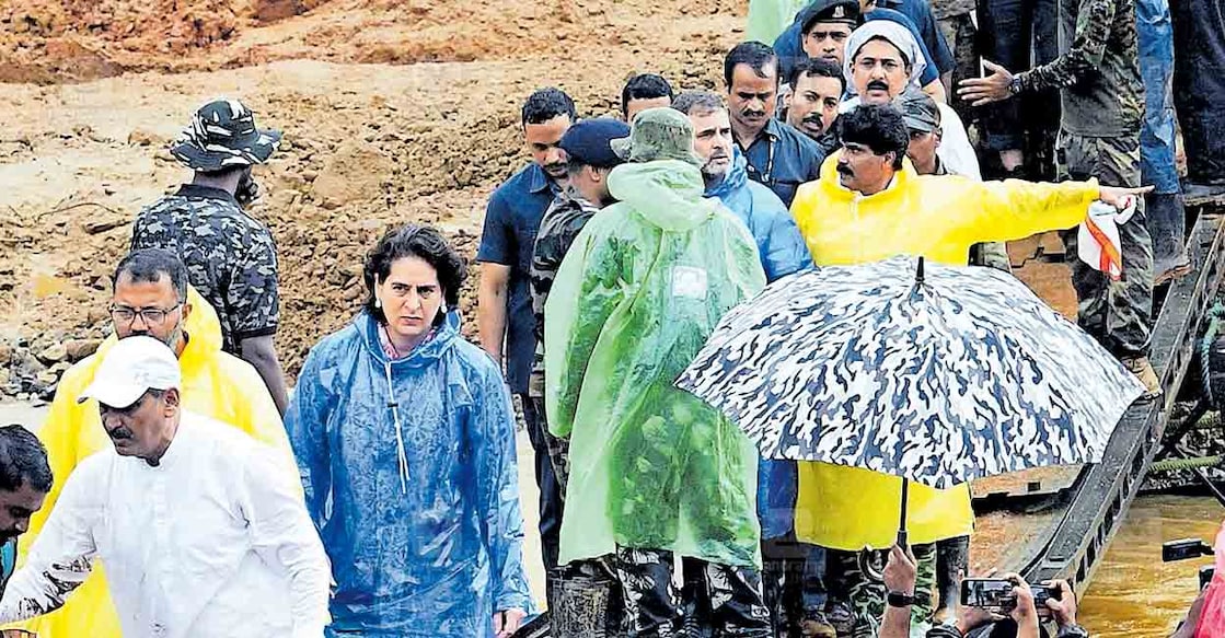 wayanad-priyanka-gandhi-and-rahul-gandhi ചൂരൽമലയിലെ ഉരുൾപൊട്ടലുണ്ടായ സ്ഥലം സന്ദർശിച്ച് മടങ്ങുന്ന എഐസിസി ജനറൽ സെക്രട്ടറി പ്രിയങ്ക ഗാന്ധിയും പ്രതിപക്ഷ നേതാവ് രാഹുൽ ഗാന്ധിയും. ടി.സിദ്ദീഖ് എംഎൽഎ സമീപം.