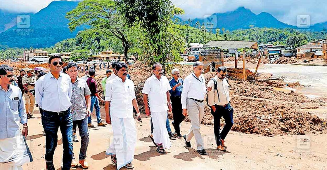 wayanad-landslidng-minister-sasindren-visited ജില്ലയിലെ ദുരന്താനന്തര ആവശ്യങ്ങൾ കണക്കാക്കുന്നതിനായി പഠനത്തിനെത്തിയ വിദഗ്ധ സംഘം മന്ത്രി എ.കെ ശശീന്ദ്രൻ, ടി.സിദ്ദീഖ് എംഎൽഎ എന്നിവരോടൊപ്പം ചൂരൽമലയിലെ ദുരന്തബാധിത മേഖലകൾ സന്ദർശിക്കുന്നു.