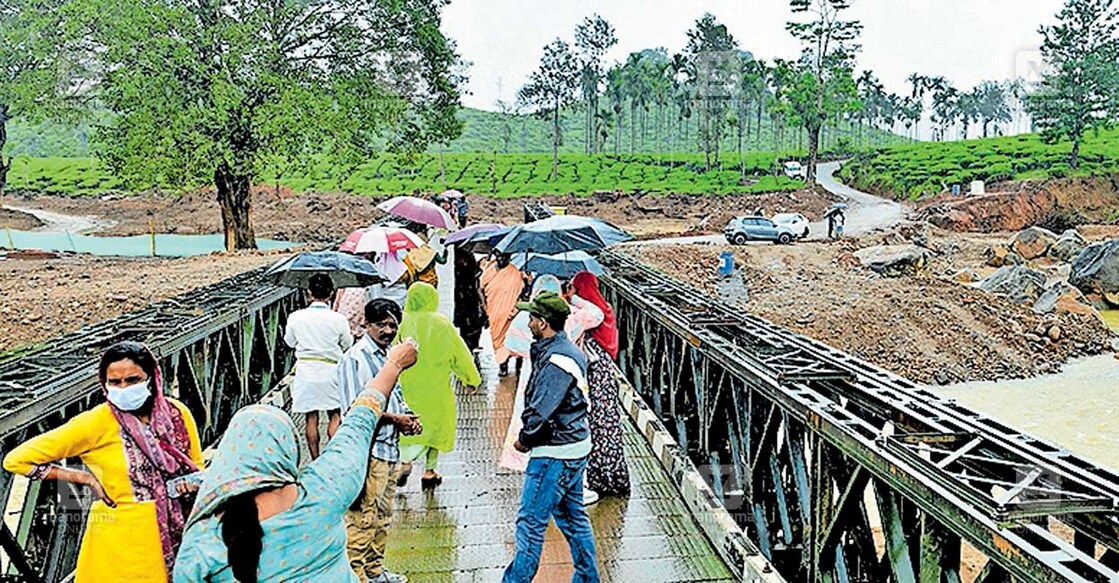 ഉരുൾപൊട്ടലുണ്ടായ ചൂരൽമല കാണാനെത്തിയവർ സൈന്യം നിർമിച്ച ബെയ്‌ലി പാലത്തിലൂടെ നീങ്ങുന്നു. മുണ്ടക്കൈ ചൂരൽമല ഉരുൾപൊട്ടൽ ദുരന്തത്തിനു ഇന്ന് ഒരു മാസം തികയുമ്പോൾ ദിനംപ്രതി ഒട്ടേറെ പേരാണ് ദുരന്തഭൂമി സന്ദർശിക്കാനെത്തുന്നത്. ചിത്രം: മനോരമ  