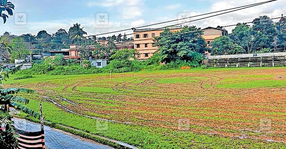 പന്തല്ലൂരിലെ പൊതു മൈതാനത്തിൽ വാഹനം കയറ്റി നശിപ്പിച്ച നിലയിൽ.  