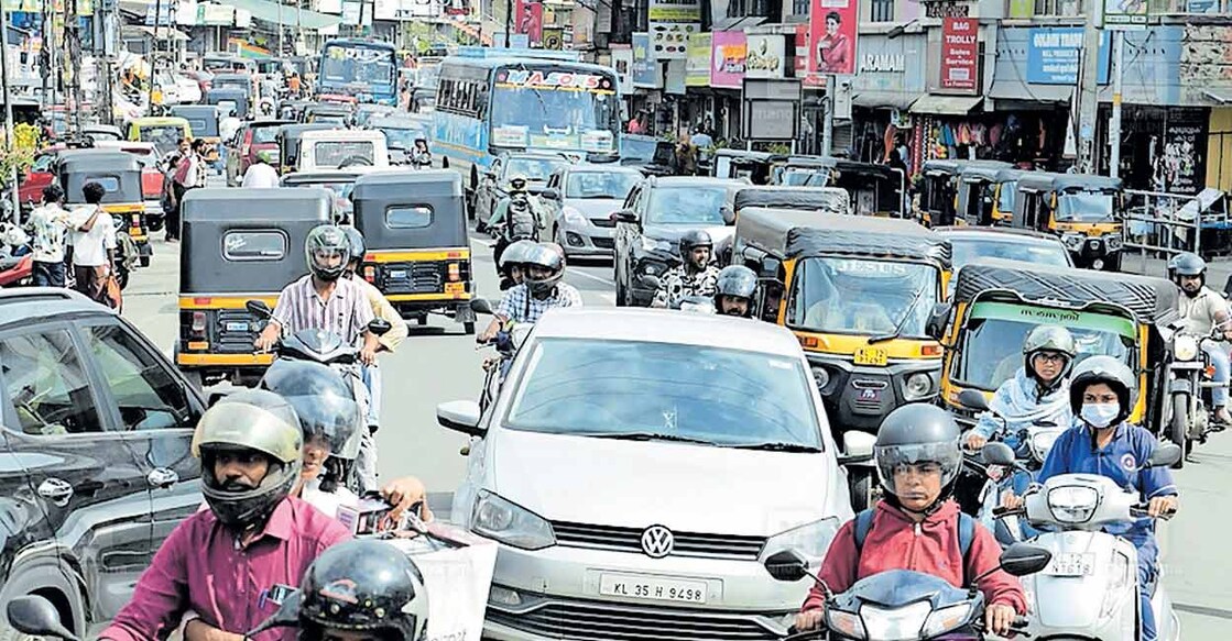 ഉത്രാട ദിനത്തിൽ കൽപറ്റ നഗരത്തിൽ അനുഭവപ്പെട്ട തിരക്ക് നിയന്ത്രിക്കുന്ന പൊലീസ് ഉദ്യോഗസ്ഥൻ.  ചിത്രം: മനോരമ  