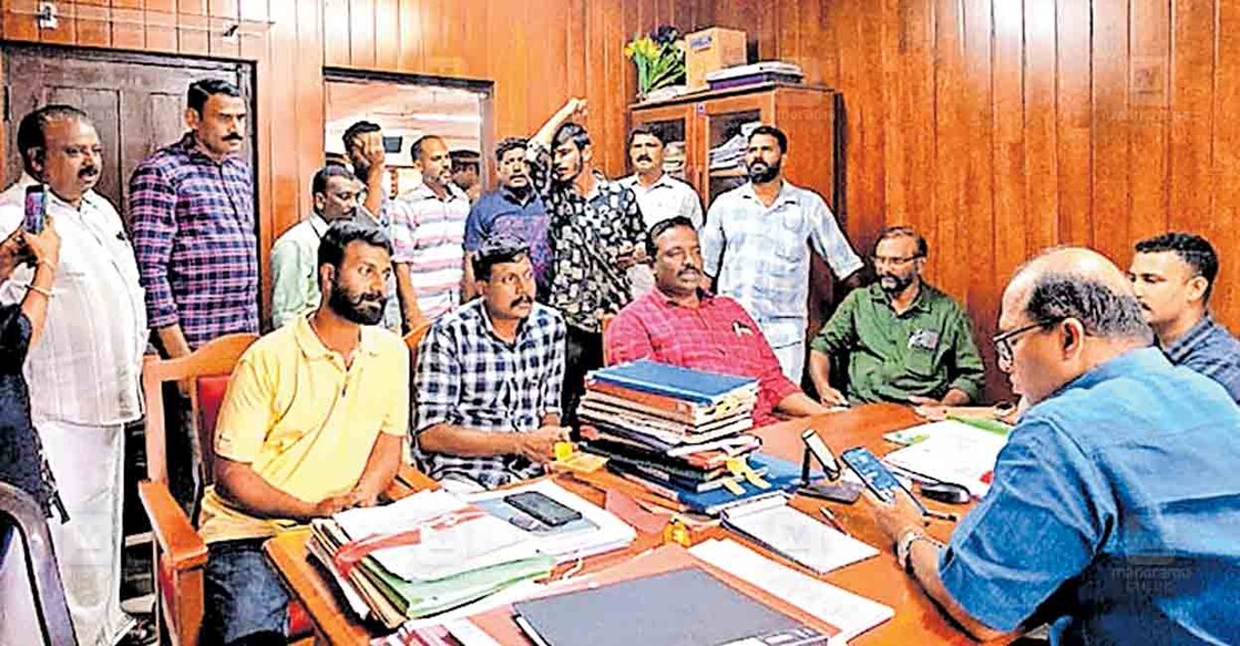 duritha-badhithar1 അർഹരായ മുഴുവൻ ദുരന്തബാധിതർക്കും സർക്കാർ പ്രഖ്യാപിച്ച 10,000 രൂപയുടെ ധനസഹായം നൽകണമെന്ന് ആവശ്യപ്പെട്ട് സിപിഎം പ്രവർത്തകർ മേപ്പാടി പഞ്ചായത്ത് സെക്രട്ടറിയെ ഉപരോധിക്കുന്നു.