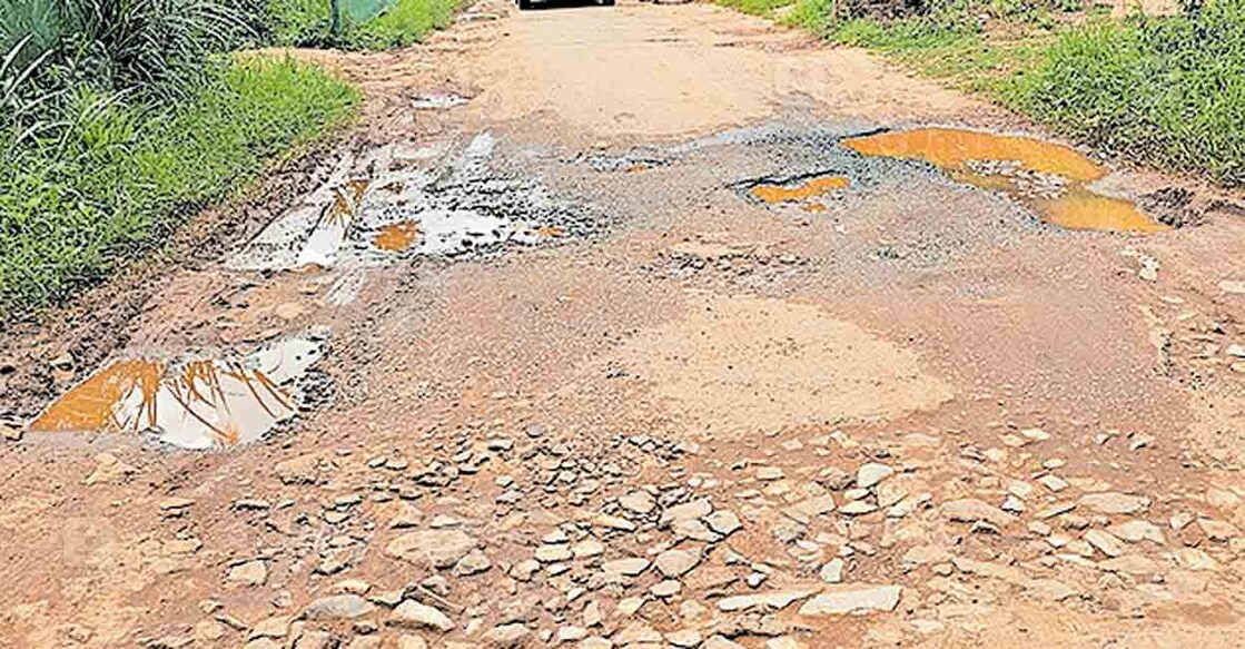 bad-road-7 പൂതാടി പഞ്ചായത്തിലെ ഇരുളം - മണൽവയൽ റോഡ് പൂർണമായും തകർന്ന നിലയിൽ.