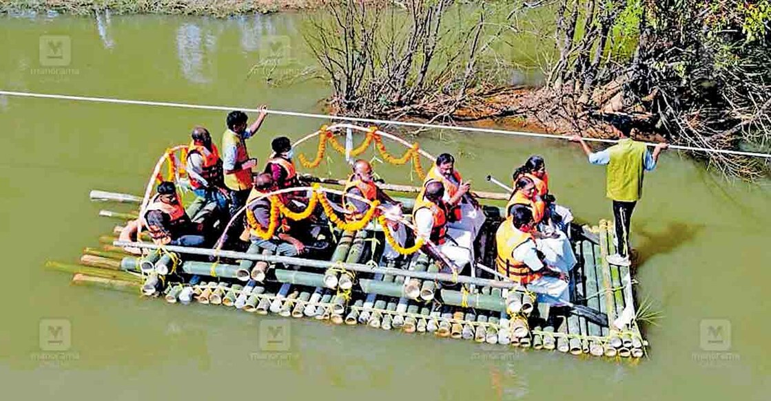 kuruva-island-open-8 കുറുവാ ദ്വീപ് ഡിഎംസി കേന്ദ്രത്തിലെ പുതിയ ചങ്ങാടത്തിൽ മന്ത്രി ഒ.ആർ.കേളുവും സംഘവും കന്നി സവാരി നടത്തുന്നു.