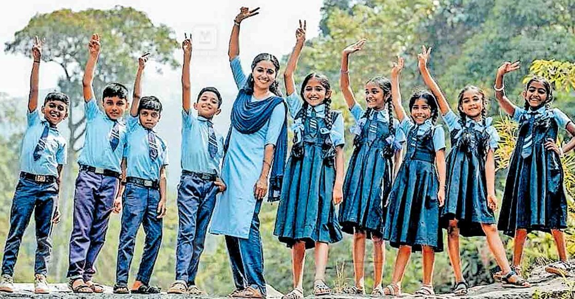 mundakkai1 ശാലിനി തങ്കച്ചൻ സ്കൂൾ യൂണിഫോമിൽ മുണ്ടക്കൈ സ്കൂളിലെ കുട്ടികളോടൊപ്പം. 2023ൽ എടുത്ത ചിത്രം. സ്കൂൾ ഗ്രൂപ്പ് ഫോട്ടോയ്ക്കായി കുട്ടികളുടെ നിർദേശ പ്രകാരം വ്യത്യസ്ത രീതിയിൽ പകർത്തിയതാണിത്.