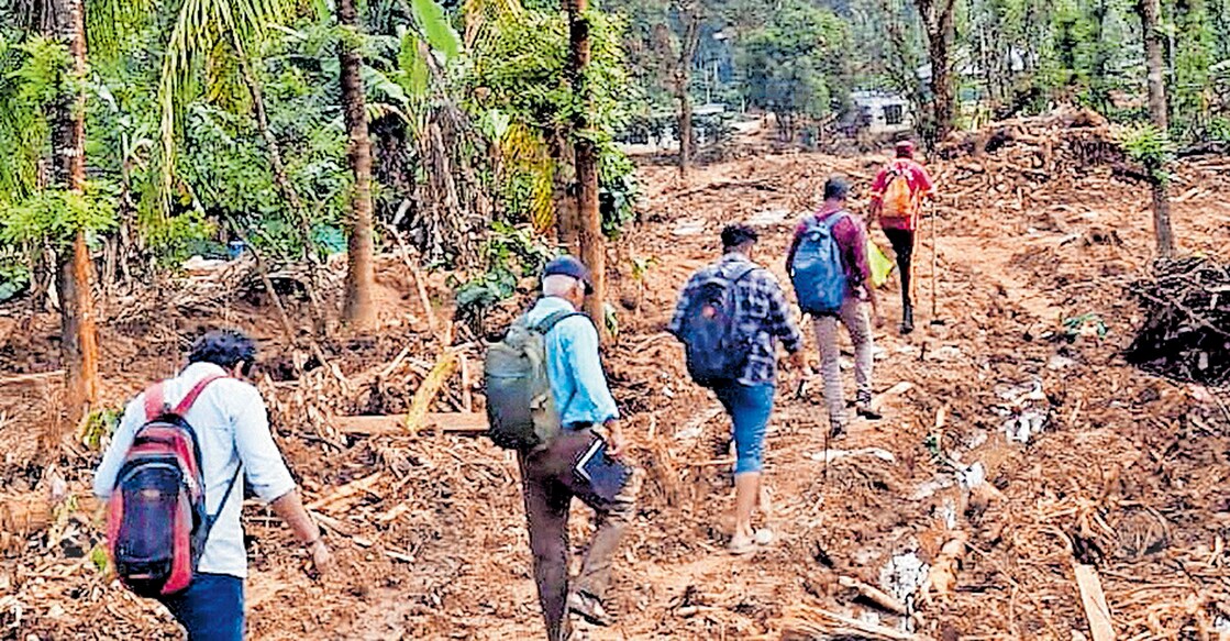 മുണ്ടക്കൈ–ചൂരൽമല ദുരന്തഭൂമിയിൽ പരിശോധന നടത്താനെത്തിയ വിദഗ്ധ സംഘം.  