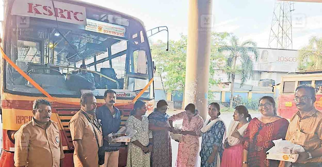 പത്തനംതിട്ട മാനന്തവാടി ബസിലെ യാത്രക്കാർ കെഎസ്ആർടിസി തിരുവല്ല ഡിപ്പോയിൽ നടത്തിയ പുതുവത്സരം ആഘോഷം.  