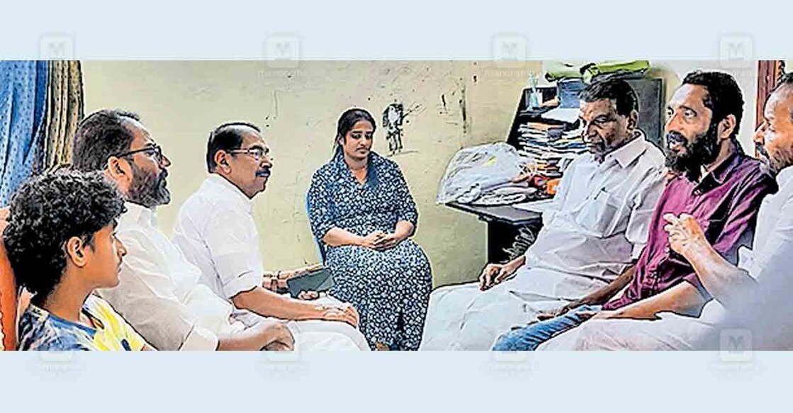 ആത്മഹത്യ ചെയ്ത ഡിസിസി ട്രഷറർ എൻ.എം. വിജയന്റെ വീട്ടിലെത്തിയ കെപിസിസി അന്വേഷണ സമിതി അംഗങ്ങളായ തിരുവഞ്ചൂർ 
രാധാകൃഷ്ണൻ, ടി.എൻ. പ്രതാപൻ, സണ്ണി ജോസഫ്, കെ.ജയന്ത് എന്നിവർ വിജയന്റെ മകൻ വിജേഷ്, മരുമകൾ പത്മജ എന്നിവരുമായി സംസാരിക്കുന്നു.