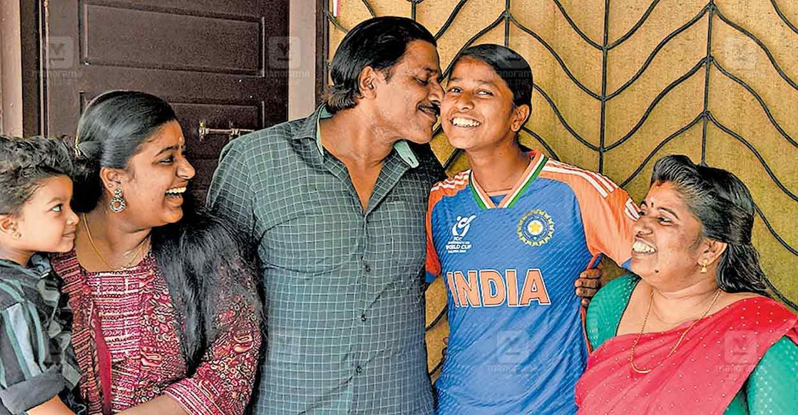wayanad-joshita-family മലേഷ്യയിൽ നടന്ന അണ്ടർ 19 വനിത ക്രിക്കറ്റ് ലോകകപ്പ് നേടിയ ഇന്ത്യൻ ടീമിലെ മലയാളി താരം വി.ജെ.ജോഷിത കൽപറ്റ ഗ്രാമത്തുവയലിലെ വീട്ടിലെത്തിയപ്പോൾ അച്ഛൻ ജോഷി സ്നേഹചുംബനം നൽകുന്നു. അമ്മ ശ്രീജ, സഹോദരി ജോഷ്ന, മകൾ ആരാദ്യ എന്നിവർ സമീപം. ചിത്രം: മനോരമ