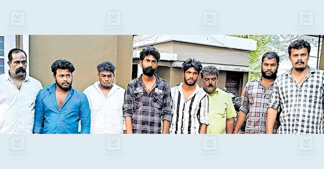 പിതാവിനെയും മകനെയും തട്ടിക്കൊണ്ടുപോകാൻ ശ്രമിച്ച കേസിൽ ബത്തേരി പൊലീസ് അറസ്റ്റ് ചെയ്ത ജോസഫ്, ശ്രീക്കുട്ടൻ, സനൽ, രാഹുൽ, ശ്രീഹരി, വിൻസെന്റ്, എൽദോ വിൽസൺ, അനൂപ് എന്നിവർ.  

