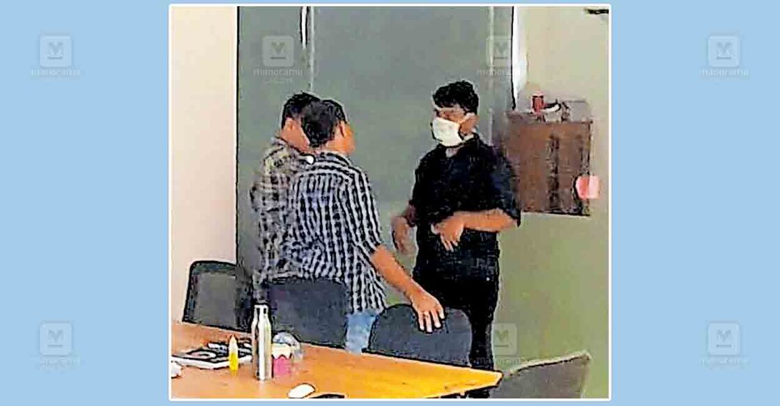 ചോദ്യക്കടലാസ് ചോർത്തിയ കേസിലെ ഒന്നാം പ്രതി മുഹമ്മദ് 
ഷുഹൈബിനെ കൊടുവള്ളിയിലെ എംഎസ് സൊല്യൂഷൻസ് ഓഫിസിലെത്തിച്ച് ക്രൈംബാഞ്ച് സംഘം തെളിവെടുപ്പു നടത്തുന്നു.  
