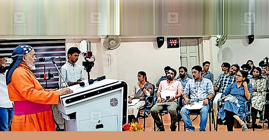 വയനാട്ടിലെ മനുഷ്യ–വന്യമൃഗ സംഘർഷം സംബന്ധിച്ച് പുൽപള്ളി പഴശ്ശിരാജാ കോളജിൽ നടത്തിയ സംവാദം ബത്തേരി ബിഷപ് ഡോ.ജോസഫ് മാർ തോമസ് ഉദ്ഘാടനം ചെയ്യുന്നു.  