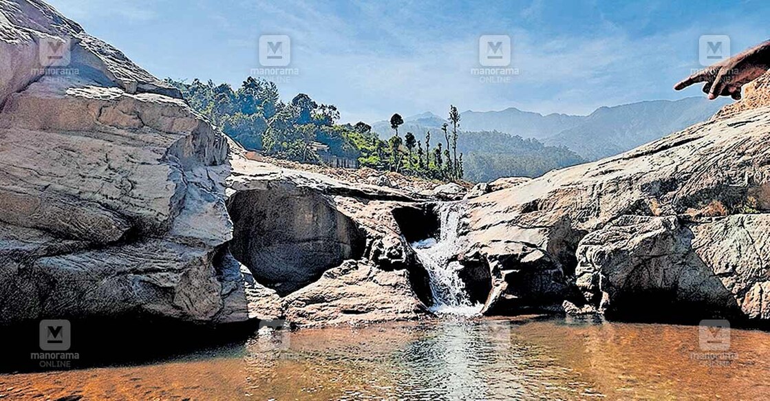 ഉരുൾപെ‍ാട്ടലിനു ശേഷമുള്ള സീതമ്മകുണ്ട്.  
